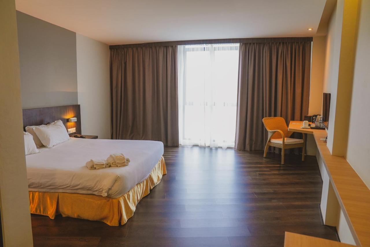 Roxy Hotel Serian Екстер'єр фото